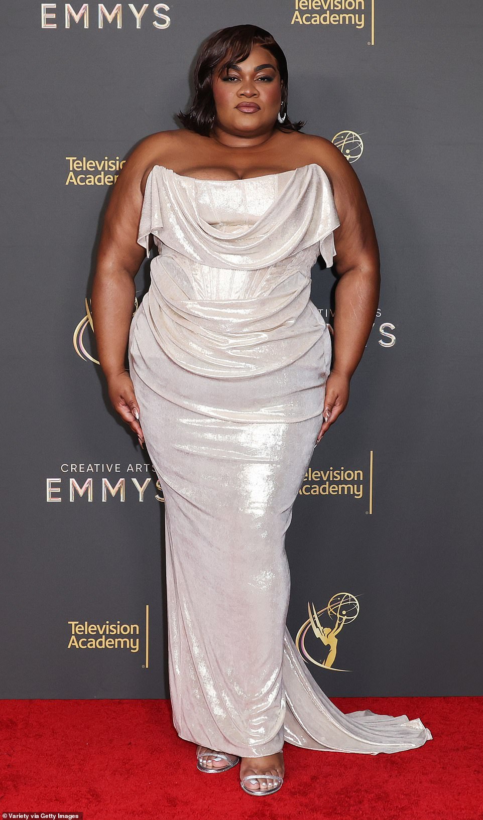 لفتت الممثلة الحائزة على جائزة الأوسكار دافين، 38 عامًا، الأنظار بفستانها اللامع بدون حمالات