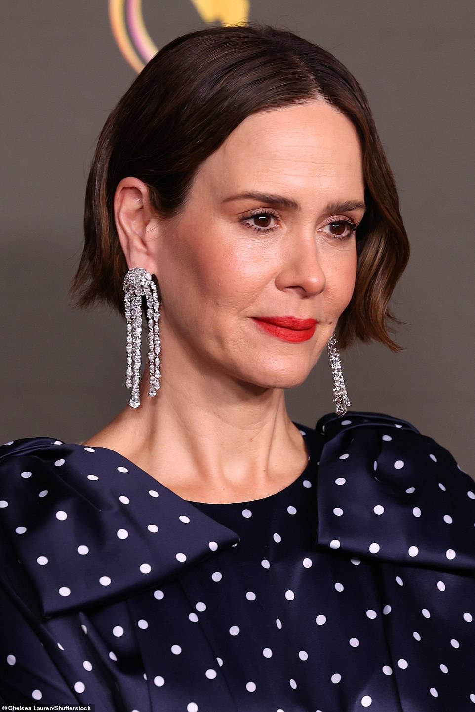 أضافت سارة القليل من التألق بأقراطها الماسية