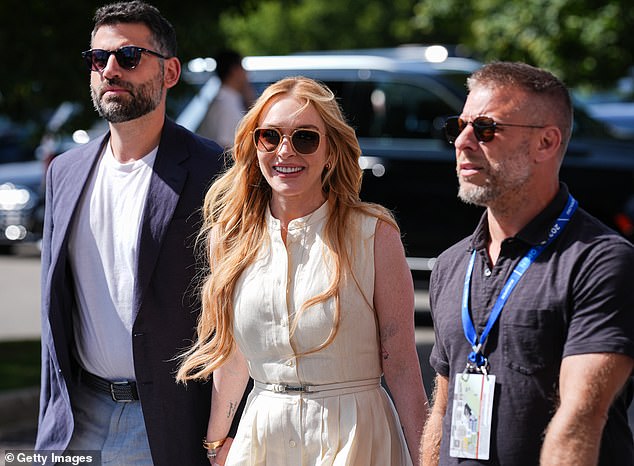 أظهرت ليندسي ابتسامتها اللطيفة أثناء دخولها مع بدر