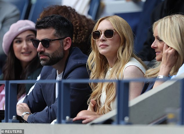 بدت ليندسي جميلة في فستان كريمي فاتح اللون بدون أكمام مشدود عند الخصر بينما انضمت إلى المشاهير مثل تايلور سويفت وكيندال جينر وماثيو ماكونهي في المباراة بين المتأهلين للنهائيات جانيك سينر وتايلور فريتز