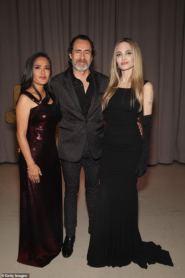 وانضمت إليهما لاحقًا الممثلة الرائدة سلمى حايك.