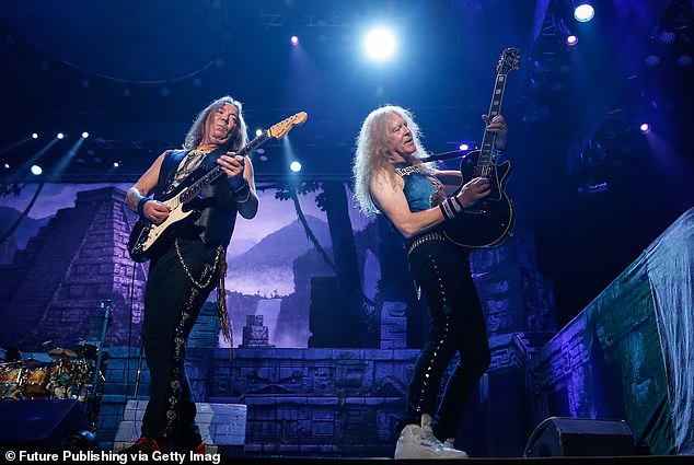 تستمر فرقة Iron Maiden في جولتها الأسترالية في سبتمبر. في الصورة: ديف موراي وجانيك جيرز من فرقة Iron Maiden يؤديان على خشبة المسرح خلال جولة The Book of Souls العالمية في شنغهاي، 2016