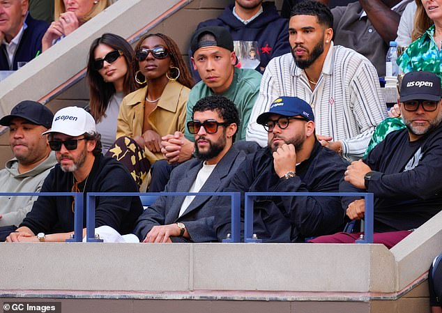 كانت برفقة طيبة حيث جلست في الحشد في نفس الصف مع نجم كرة السلة الأمريكي جيسون تايتوم (أعلى اليمين)، 26 عامًا، والذي قطع شخصية رائعة في بلوزة مخططة باللونين الأبيض والرمادي.