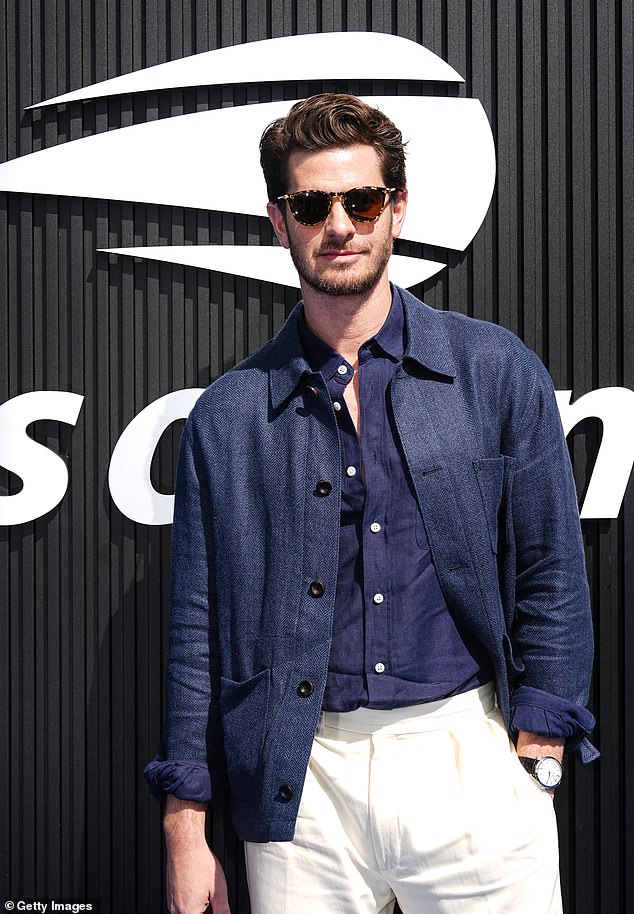 أضاف بعض السراويل المصممة باللون الكريمي وبعض النظارات الشمسية الأنيقة