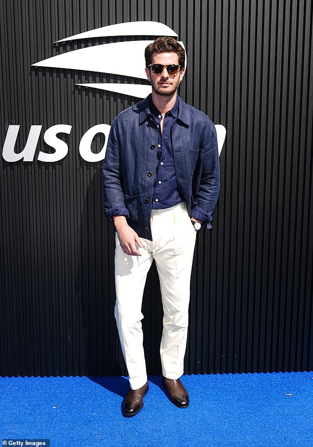 كان أندرو جارفيلد حاضرًا أيضًا حيث بدا أنيقًا للغاية في سترة تشبه الجينز وقميصًا أزرق داكنًا متناسقًا