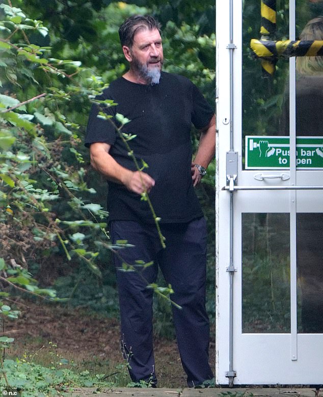 اعترف نولز مؤخرًا بأن تدريباته للعرض كانت قاسية للغاية لدرجة أنه اضطر إلى الزحف إلى سيارته بعد ذلك، ويستخدم حمامات الثلج للتعافي.