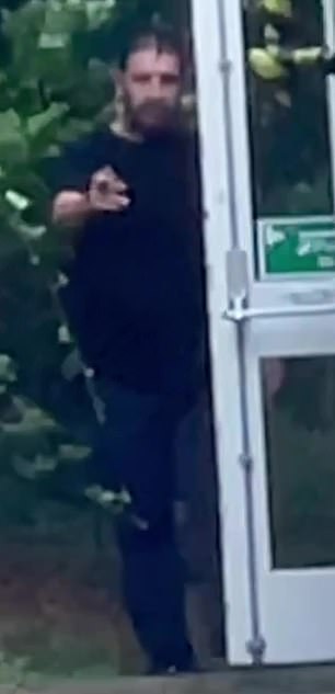 وبدا أنه يرحب بالمتفرجين بينما كان يأخذ آخر بضع أنفاس من سيجارته