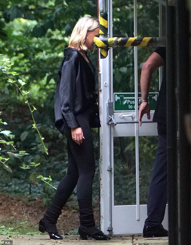 تبعه لاعب الرقص الروسي المحترف موشتوك إلى الداخل بينما استمروا في التدريب