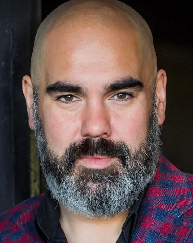 سبب الوفاة غير معروف حاليًا. كشف التينور أنه كان في المستشفى الأسبوع الماضي بعد أن نشر صورة على حسابه على إنستجرام لجهاز غسيل الكلى.