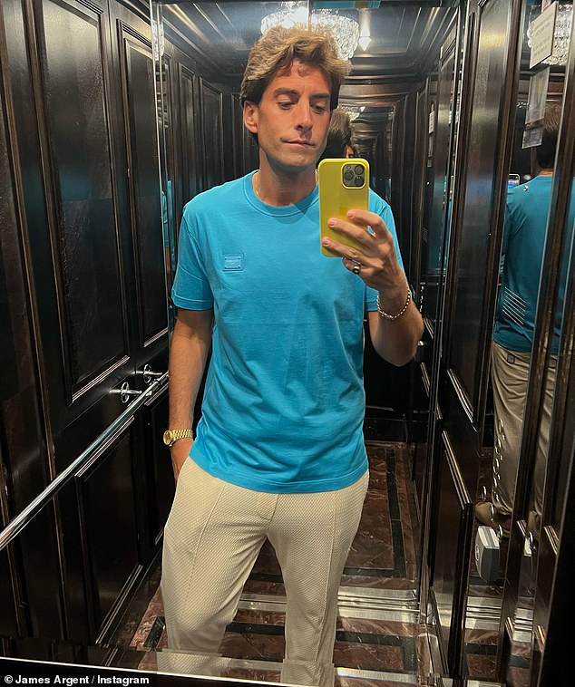 في الصور التي حصلت عليها صحيفة The Sun، لم يتمكن جيمس ونيكولين من إبعاد أيديهما عن بعضهما البعض أثناء وجودهما في الماء، قبل الذهاب في نزهة على طول الشاطئ