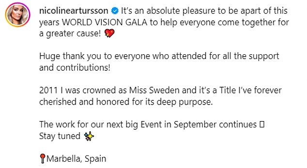 شاركت نيكولين صورة لها وهي ترتدي فستانًا من الساتان البحري ملفوفًا بكتف واحد، مع فتحة عالية عند الساق، وكتبت: 