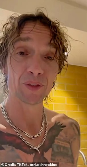في مقطع فيديو نشره على TikTok يوم الاثنين، كشف قائد فرقة The Darkness، جاستن هوكينز، أنه استيقظ على مقاطع الفيديو المتداولة عبر الإنترنت