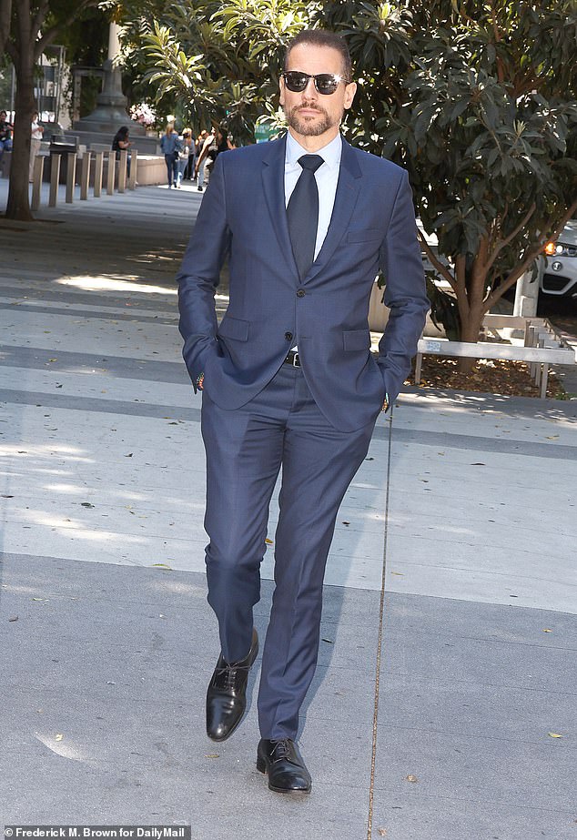 أثار إيفانز، البالغ من العمر 56 عامًا، ضجة كبيرة بعد التقاط صور على ما يبدو لإيوان جروفود، البالغ من العمر 50 عامًا، (في الصورة) في المحكمة يوم الاثنين أثناء جلسة استماع نفقة الطفل.