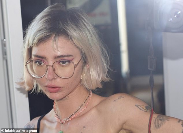 كتبت لوسي بلو على مذكرة في طريق أي شخص يدخل: 