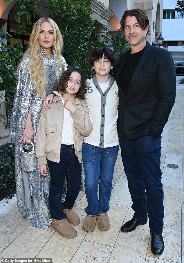 الزوجان السابقان لديهما ابنان هما كايوس، 10 أعوام، وسكايلر، 13 عامًا؛ تم تصويرهما في مارس