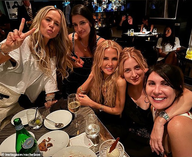 شاركت زوي صورة جماعية مبتسمة مع أربع صديقات، وشاركتها مع المعجبين: 