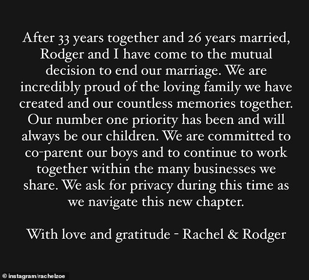 كتبت زوي بخط أبيض على خلفية سوداء: 