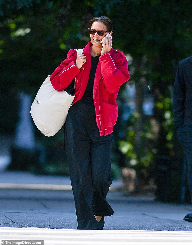 كانت ممثلة مسلسل Dawson's Creek ترتدي معطفًا أحمر مع قميص أسود وبنطلون أسود منتفخ، واستكملت المجموعة بأحذية الباليه.