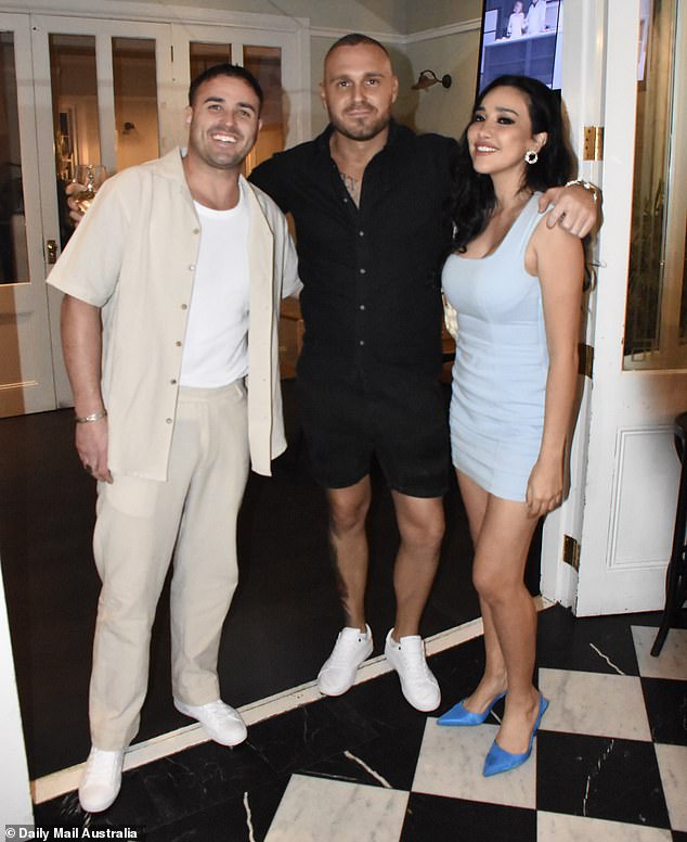 كانت نجمة البكالوريوس جولييت هيريرا (يمينًا) وديفي لويد (يسارًا) حاضرين أيضًا