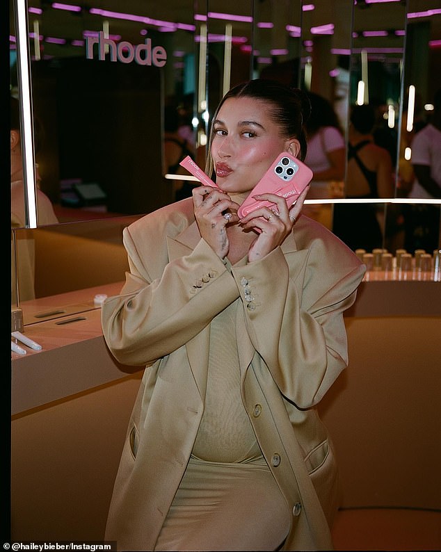 قالت روكسي في وقت سابق إن مشروعها التجاري مستوحى من نجاح هايلي بيبر مع ملمع الشفاه Rhode