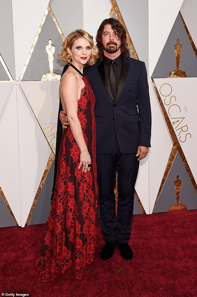 اعترف ديف بخيانته لزوجته جوردين (48 عامًا) التي عاش معها لمدة 21 عامًا (تم تصوير كل منهما في عام 2016) وإنجاب طفلة سرية في بيان على إنستغرام تمت مشاركته يوم الثلاثاء