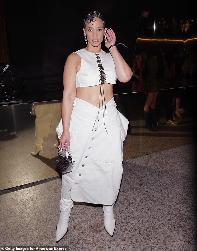 أظهرت داشا قوامها المذهل في قميص بلا أكمام نسقته مع تنورة ماكسي متناسقة بأزرار أمامية