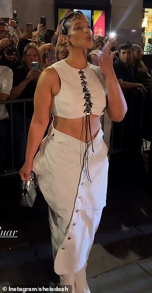 أرسلت الجميلة قبلة إلى الكاميرات أثناء تصويرها مقطع فيديو على إنستغرام