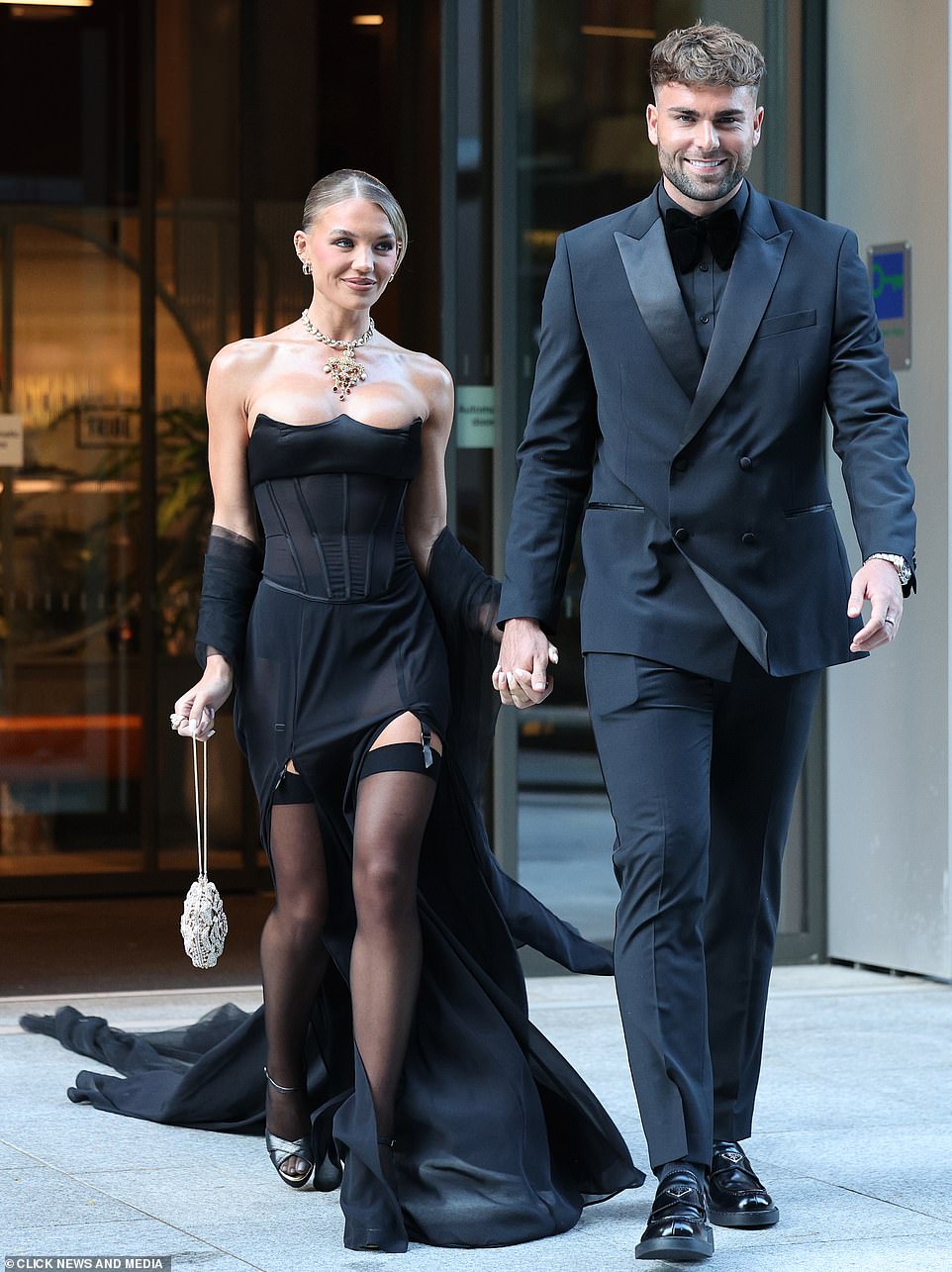 الفائزان في برنامج Love Island All Star مولي سميث وتوم كلير أثناء وصولهما متشابكي الأيدي