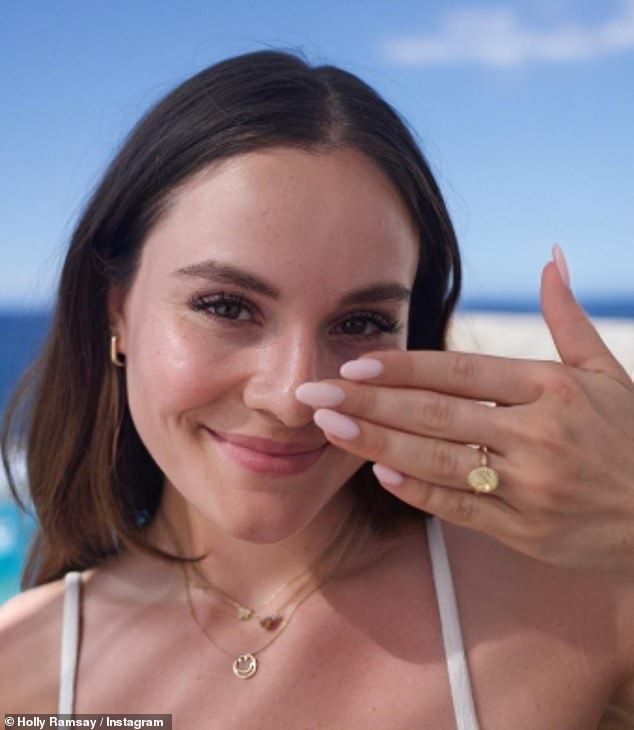 شاركت هولي: 