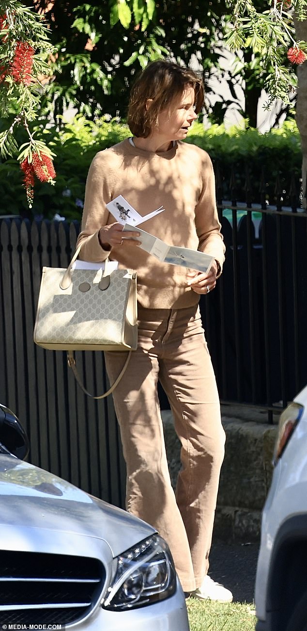 اختارت أنطونيا إطلالة باللون البني أحادي اللون خلال الزيارة الكئيبة، حيث ارتدت سترة رقيقة وبنطلون جينز واسع من نفس اللون.