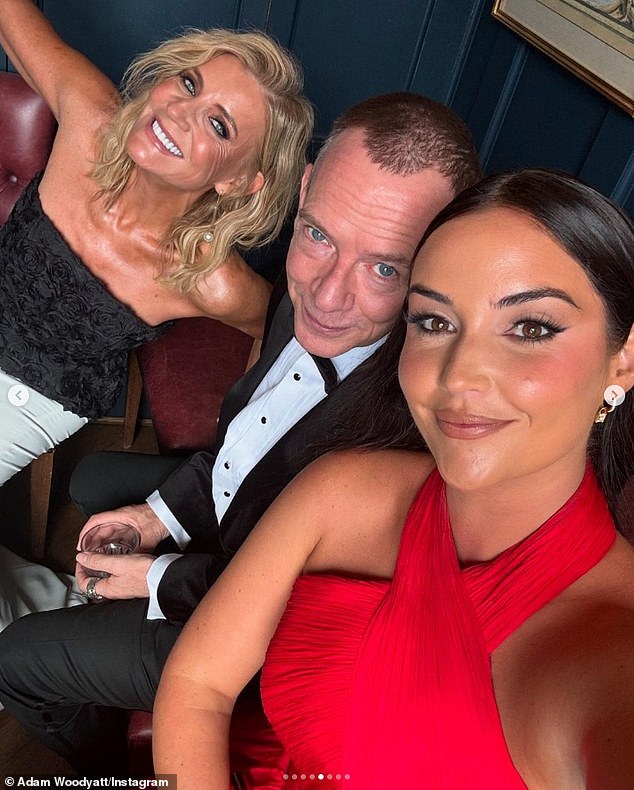 كما ورد أن الممثلين كانوا محميين في حانة Enderby House القريبة حيث تجمعوا جميعًا لتناول مشروب قبل حفل توزيع الجوائز.