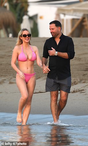 لقد زينت إطلالتها بنظارات شمسية أنيقة ونسقت شعرها الأشقر الطويل في تجعيدات فضفاضة