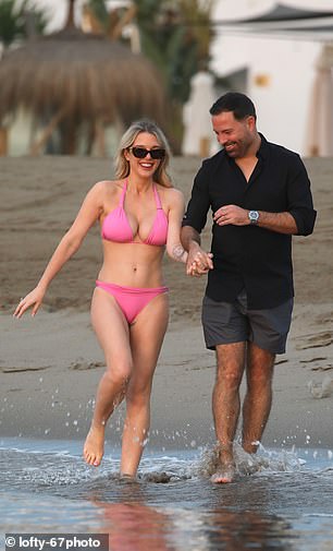 اختارت هيلين مظهر مكياج برونزي يبرز ملامحها الطبيعية