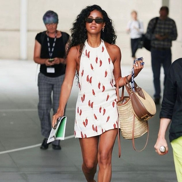 أضفت فيك لمسة من البهجة على حياتها خلال الصيف من خلال الظهور مرتدية فستانًا أبيض قصيرًا بقيمة 128 جنيهًا إسترلينيًا من تصميم Reformation، والذي تم تزيينه بفلفل الهالابينو الأحمر