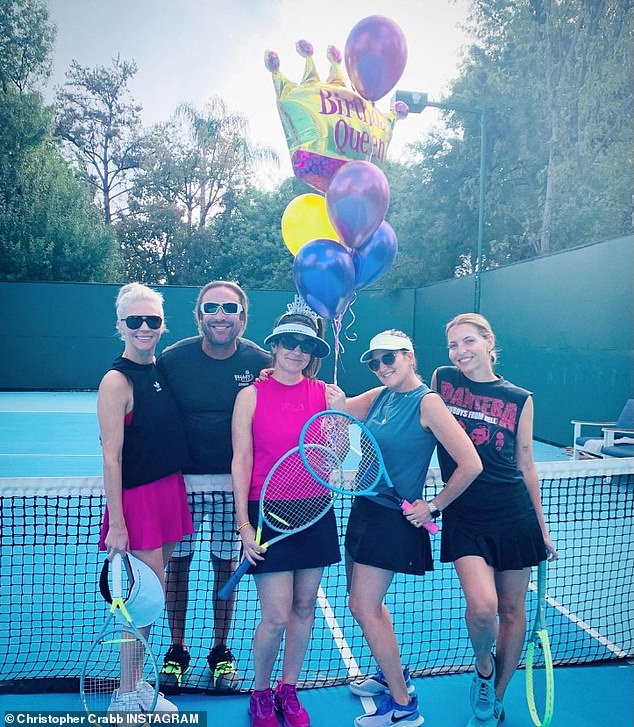 بلوم (على اليسار) في الصورة بجوار كراب في احتفال بعيد ميلاد مع زملائه العملاء في عام 2022