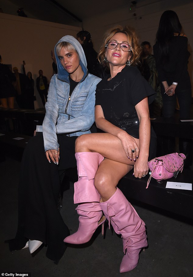 ارتدت Tigerlily (يسار) لاحقًا زيًا ثانيًا أثناء حضورها عرض أزياء Natasha Zinko إلى جانب Jaime Winstone (يمين)