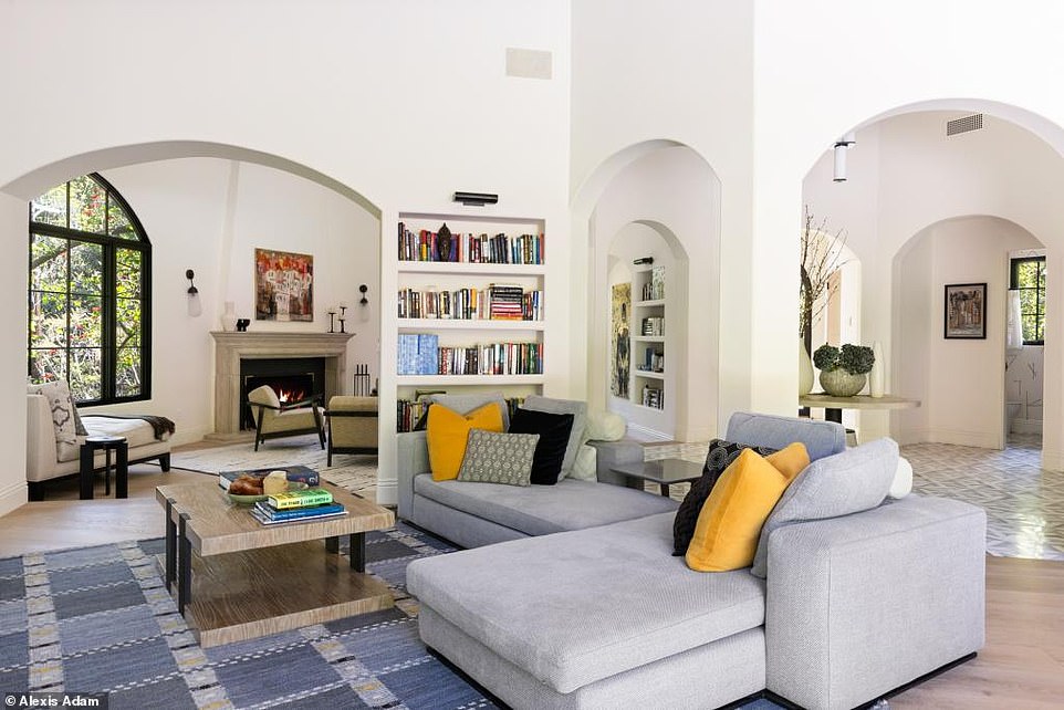 المنزل المكون من أربع غرف نوم وأربع حمامات معروض للبيع حاليًا بواسطة بيلي روز وناتاشا سيزلو من The Agency