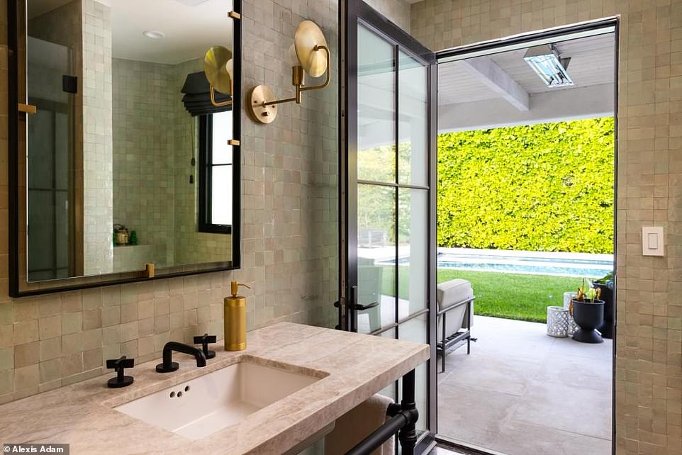 يقال أن آنا وكريس قاما بإضافة إضافات خاصة بهما إلى المنزل في ذلك الوقت