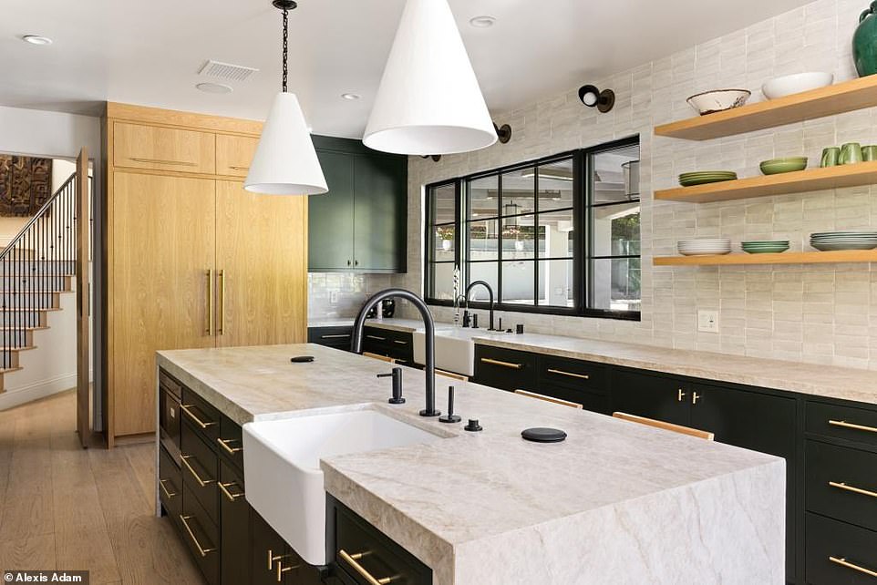 تم بناء المنزل الذي تبلغ مساحته 4700 قدم مربع في عام 1979 ويتميز بثلاثة مدافئ رائعة ومسرح منزلي