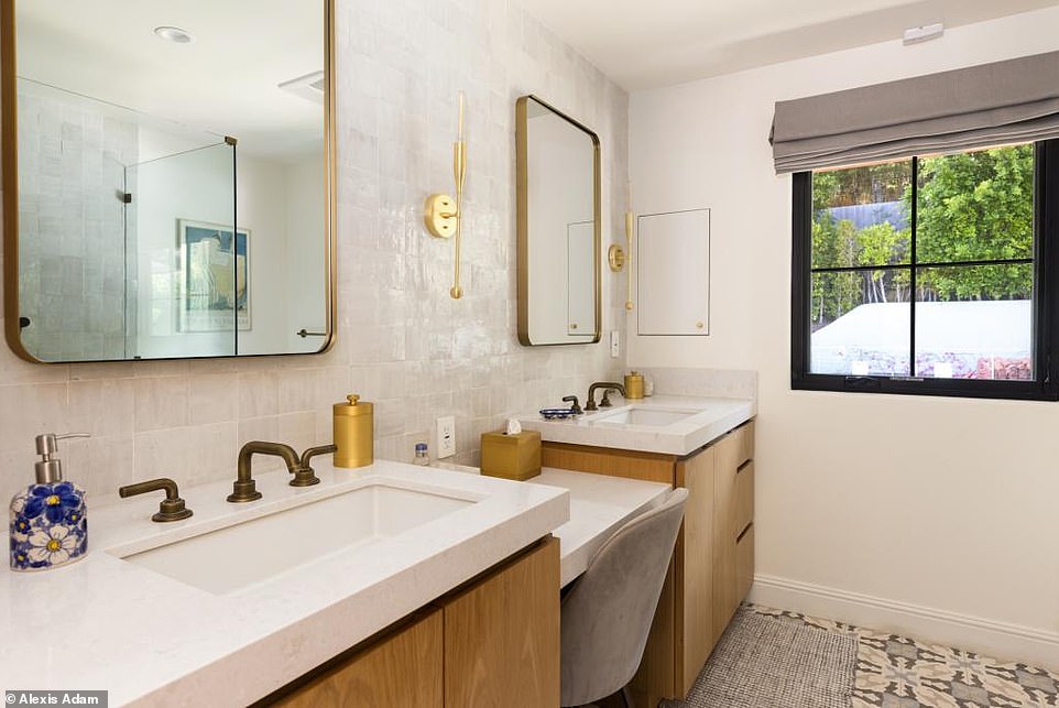 كما يتميز بمطبخ خارجي مفروش بالكامل، ومرافق شواء، وحفرة نار، وملعب تنس، ومساحة خاصة للجيم