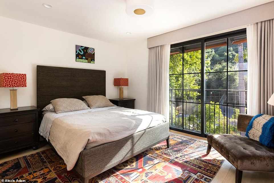 يتميز الجزء الداخلي للمنزل بأرضيات خشبية ورخامية رائعة مع وحدات تدفئة وتكييف هواء يتم التحكم فيها