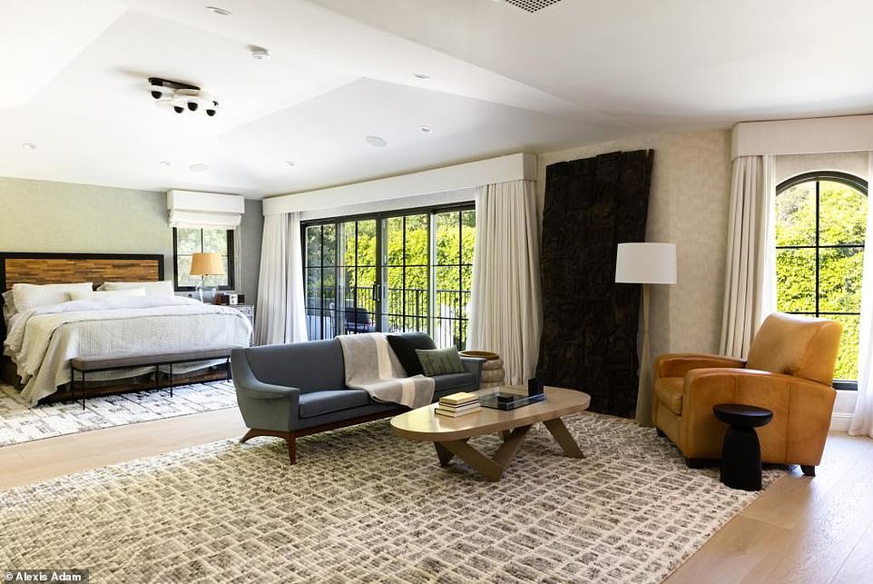 يوفر المنزل المكون من طابقين إطلالات خلابة على الجبال والوديان