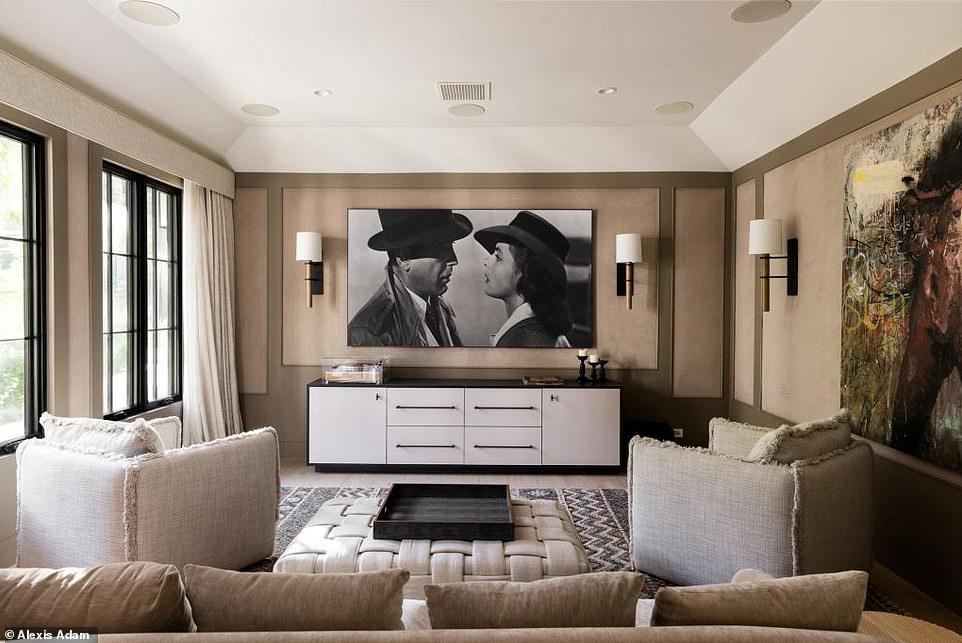 إنه يتميز بموضوع خفيف وبسيط مع أبواب زجاجية ونوافذ كبيرة