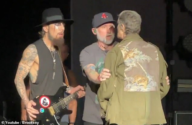 كان على أعضاء الطاقم أن يأتوا لفصل الثنائي وسحب فاريل من المسرح