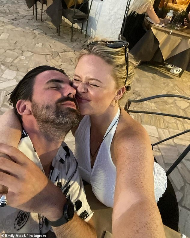 في مكان آخر، لم يكن الزوجان خائفين من إظهار الود والمودة أثناء احتضانهما لبعضهما البعض في أحد المطاعم