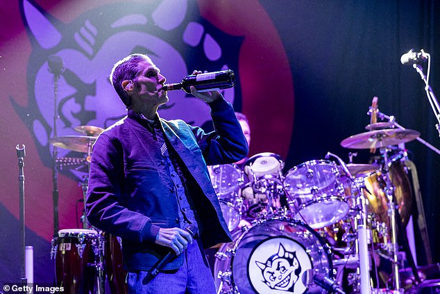 قال المعجبون المحبطون إن فاريل كان يشرب من زجاجة نبيذ قبل الانفجار، وهو ما يُقال إنه مشهد شائع في عروضه (تم تصويره في عرض في كاليفورنيا في فبراير 2024)