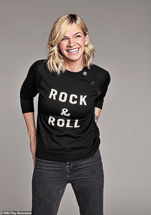 النجمة، التي يبلغ راتبها السنوي 950 ألف جنيه إسترليني مما يجعلها المرأة الأعلى أجراً في هيئة الإذاعة البريطانية، قدمت البرنامج آخر مرة منذ أكثر من شهر، في الثامن من أغسطس.