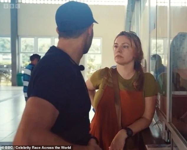 يرى برنامج Celebrity Race Across The World المشاهير وشركائهم وأصدقائهم أو عائلاتهم وهم يحاولون الوصول إلى مواقع مختلفة في جميع أنحاء العالم بأسرع ما يمكن - وبأموال محدودة