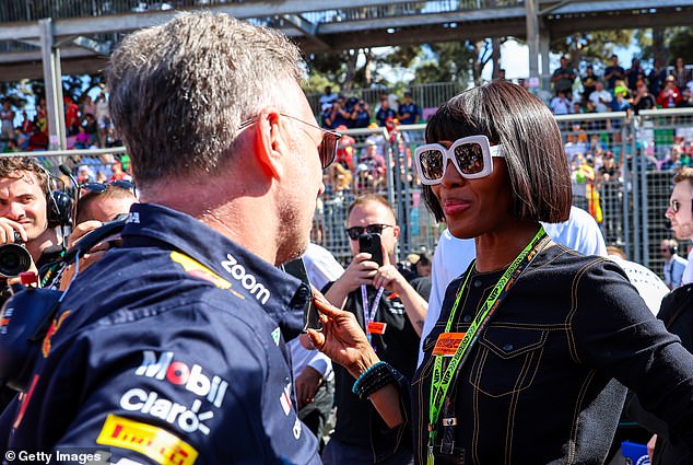 حتى أنها خصصت وقتًا لرئيس فريق ريد بول كريستيان هورنر، وشوهدا وهما يتحدثان مع بعضهما البعض