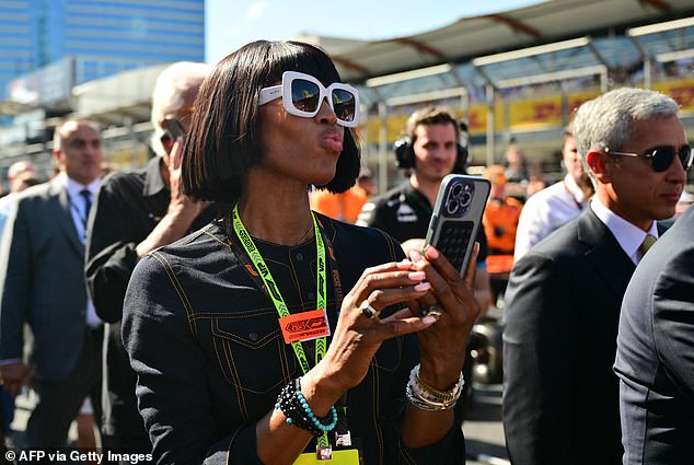 مرة أخرى أظهرت شفتيها عندما أرسلت قبلة للحشود بمظهرها المذهل